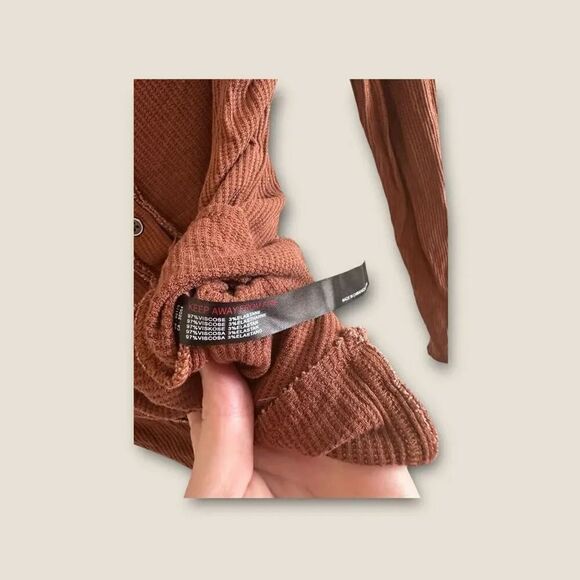 Urban Outfitters Brown Henley Button Top Exposed Seams Size Medium - Picture 5 of 5